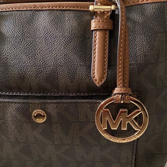 ✨Like New✨ Michael Kors Jet Set Snap Pocket Medium Tote- Brown - Picture 2 of 12